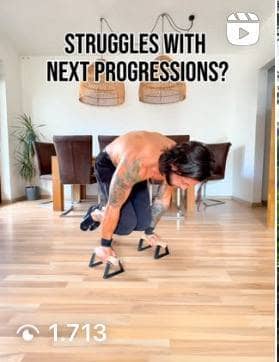 Atleta maschio che esegue la planche raccolta sulle parallele