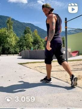 Atleta maschio che fa planche con uno sfondo piacevole