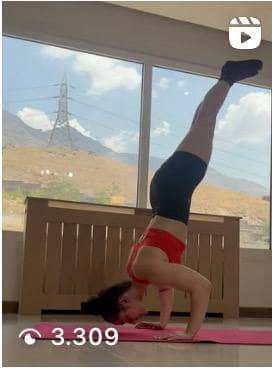 Atleta donna che esegue flessioni in verticale sulle parallele