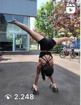 Atleta donna che fa la verticale sulle antlette