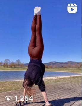 Foto di un'atleta in verticale