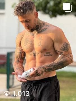 Atleta maschio che usa il gesso liquido