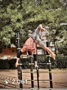 Foto di un atleta maschio in verticale