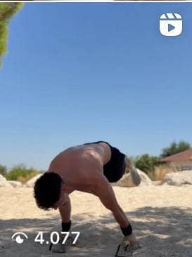 Atleta maschio che fa planche sulle parallele