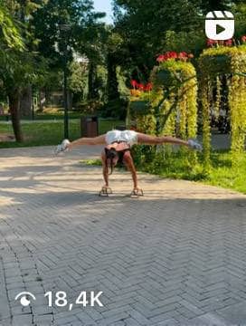 Atleta professionista che esegue esercizi di calistenia avanzati sulle parallele